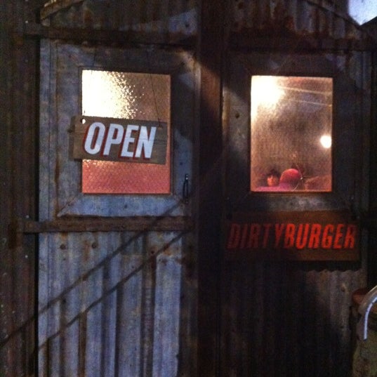 รูปภาพถ่ายที่ Dirty Burger โดย Amanda เมื่อ 11/9/2012