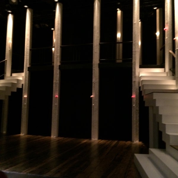 Foto diambil di Ensemble Theatre Cincinnati oleh J Son pada 12/13/2014