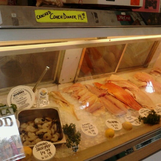 9/22/2012 tarihinde Dawn L.ziyaretçi tarafından Mid-Peninsula Seafood Market &amp; Restaurant'de çekilen fotoğraf