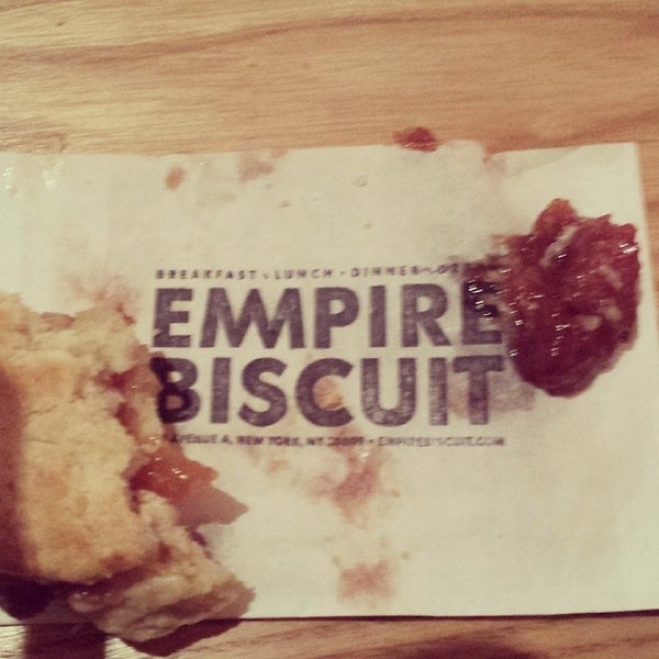 รูปภาพถ่ายที่ Empire Biscuit โดย Julia C. เมื่อ 11/15/2013