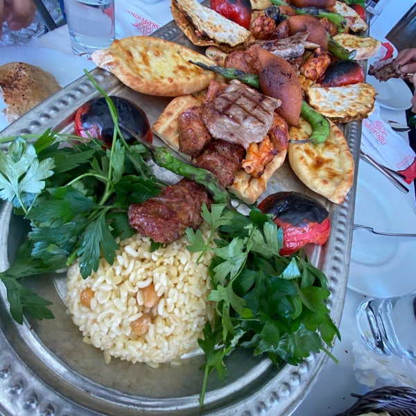 Das Foto wurde bei Köşkeroğlu Baklava &amp; Restaurant von Ramin R. am 8/23/2020 aufgenommen