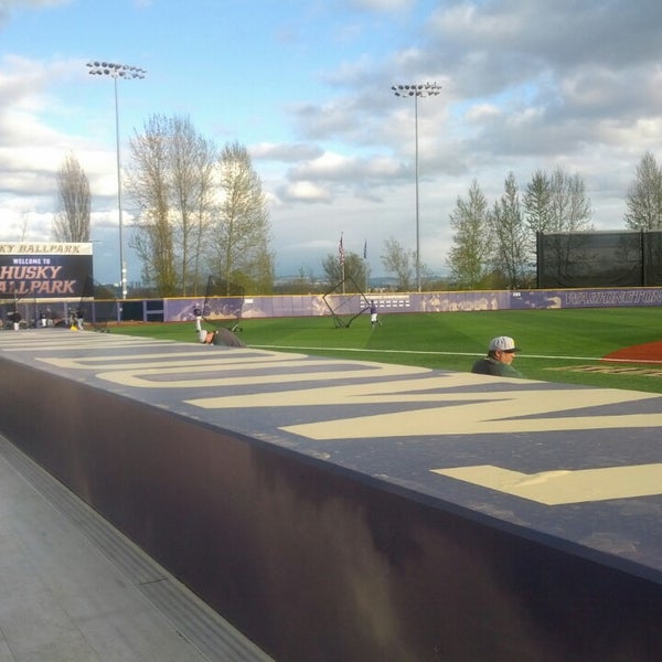 Foto diambil di Husky Baseball Stadium oleh Eric M. pada 4/5/2014