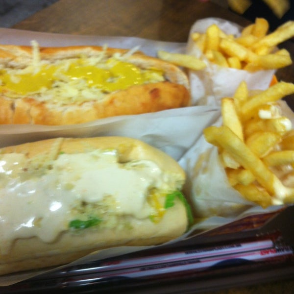 5/26/2013にRenata C.がFrank Dogs &amp; Burgersで撮った写真