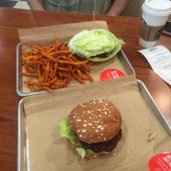4/16/2016 tarihinde Anna H.ziyaretçi tarafından MOOYAH Burgers, Fries &amp; Shakes'de çekilen fotoğraf
