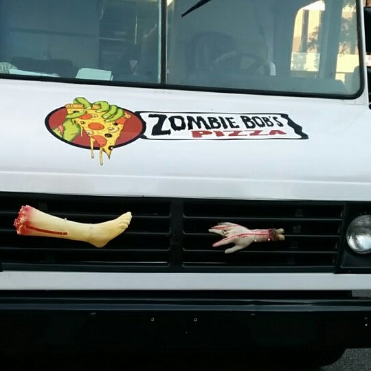 10/2/2014에 Eugene M.님이 Zombie Bob&#39;s Pizza에서 찍은 사진