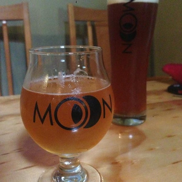 Photo taken at Moon Under Water Pub &amp; Brewery by Robin W. on 7/12/2013