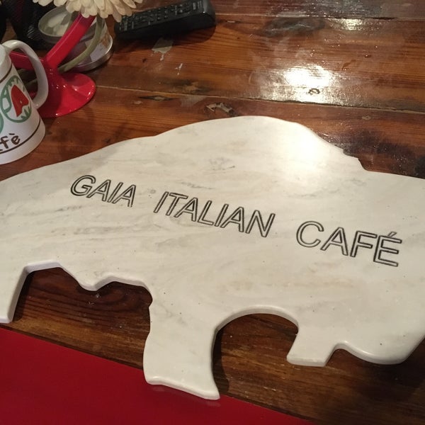 Снимок сделан в Gaia Italian Cafe пользователем Lynne 11/28/2018
