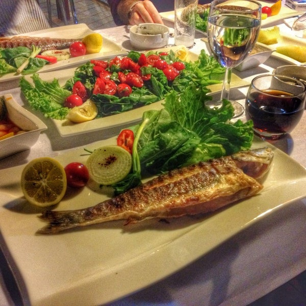รูปภาพถ่ายที่ KoyuMavi Balık Restaurant โดย Ufuk เมื่อ 9/3/2014