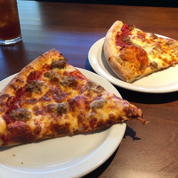 Снимок сделан в Rosati&#39;s Pizza пользователем Travis C. 10/1/2019