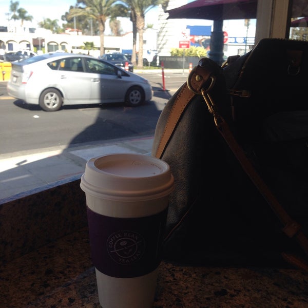 Photo taken at The Coffee Bean &amp; Tea Leaf by Burchi on 3/7/2018