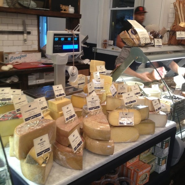 รูปภาพถ่ายที่ Campbell Cheese &amp; Grocery โดย Taylor L. เมื่อ 7/2/2013