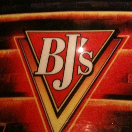 Foto diambil di BJ&#39;s Restaurant &amp; Brewhouse oleh April pada 10/13/2012