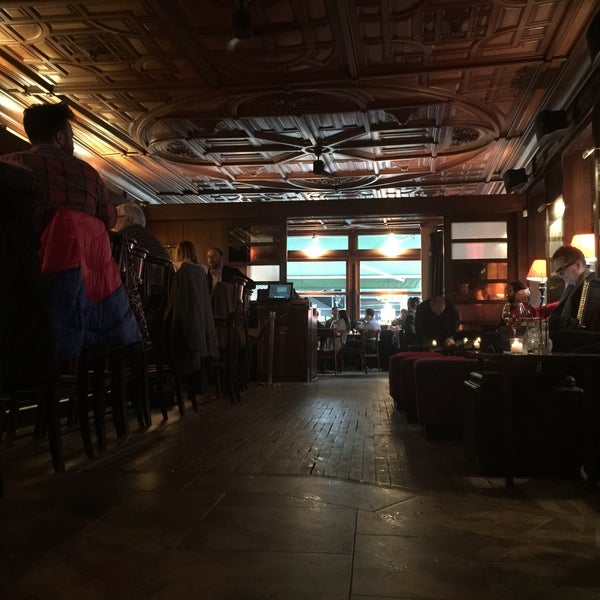 Снимок сделан в Onieal&#39;s Grand Street Bar &amp; Restaurant пользователем Matthew K. 3/21/2019