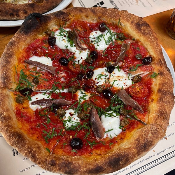 10/26/2021 tarihinde Matthew K.ziyaretçi tarafından Pizzeria Mozza'de çekilen fotoğraf
