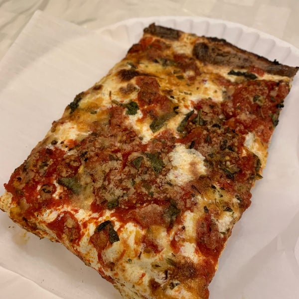 Снимок сделан в Louie&#39;s Pizzeria and Restaurant пользователем Matthew K. 9/26/2019