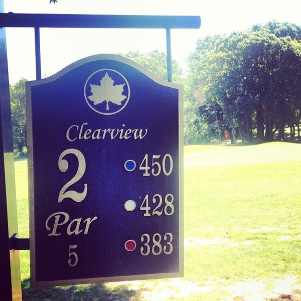 Foto tirada no(a) Clearview Park Golf Course por Mike E. em 7/5/2014