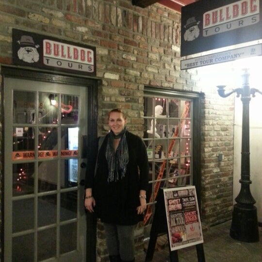 10/28/2012 tarihinde Jenny C.ziyaretçi tarafından Bulldog Tours'de çekilen fotoğraf