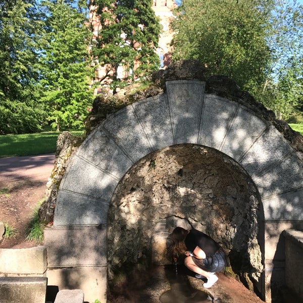 Родник спб. Грот в александровском парке спб. Форт ино ленинградская область. Родники санкт-петербурга. Родник спб.