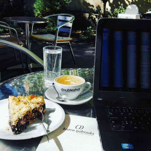 Klidné prostředí🌾, kde může člověk na zahrádce relaxovat (i pracovat)😊. Cappuccino a domácí koláč perfektní 👌. Doporučuji pro báječný relax.🌄