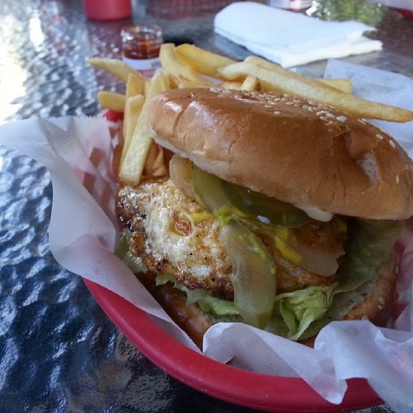 Снимок сделан в JNJ Burger Shack пользователем Hau T. 1/2/2014