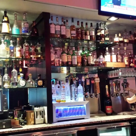 4/29/2014 tarihinde Tony P.ziyaretçi tarafından Mona Lounge &amp; Cigar Bar'de çekilen fotoğraf