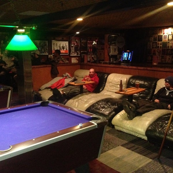 รูปภาพถ่ายที่ The George Restaurant &amp; Pub โดย Josh P. เมื่อ 1/12/2013