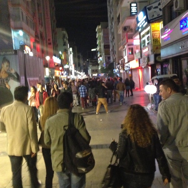 Foto scattata a Kıbrıs Şehitleri Caddesi da K B. il 4/13/2013