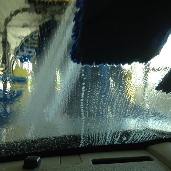 รูปภาพถ่ายที่ Rising Tide Car Wash โดย Syd H. เมื่อ 2/22/2014