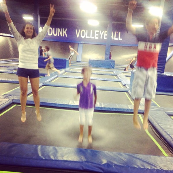 Foto scattata a Off The Wall - Trampoline Center da Jazmin J. il 8/11/2014