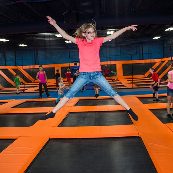 Photo taken at Knuckleheads Trampoline Park • Rides • Bowling by Knuckleheads Trampoline Park • Rides • Bowling on 7/21/2016