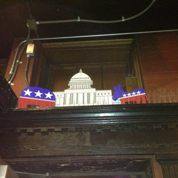 รูปภาพถ่ายที่ Capitol Lounge โดย Roger L. เมื่อ 3/14/2013