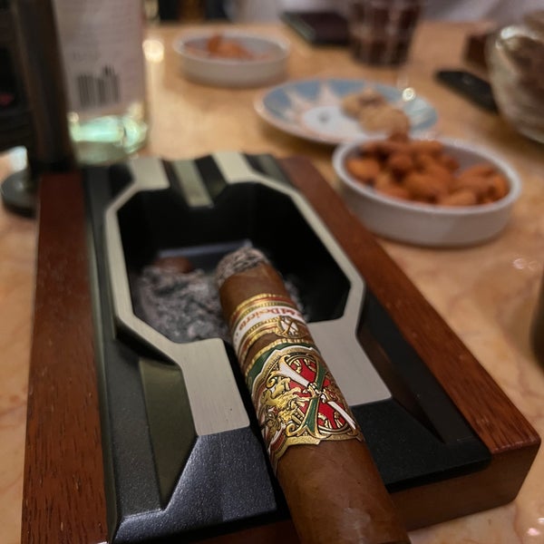 Foto scattata a Turquoise Cigar Lounge - Ritz Carlton da Ziyad il 7/1/2023