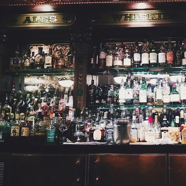 Foto diambil di Quinn&#39;s Steakhouse &amp; Bar oleh John H. pada 3/27/2014