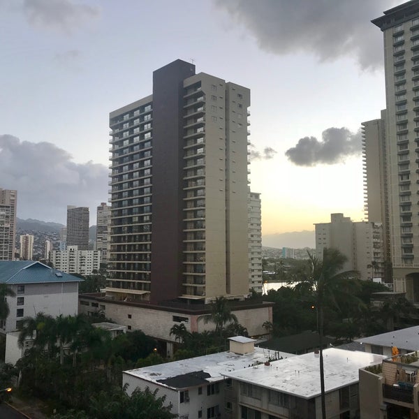 Снимок сделан в Ambassador Hotel Waikiki пользователем Rosmarinus 12/5/2017