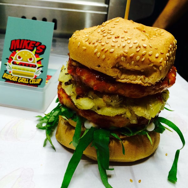 Foto diambil di Mike&#39;s Charbroiled Burgers oleh Michelle L. pada 5/11/2015