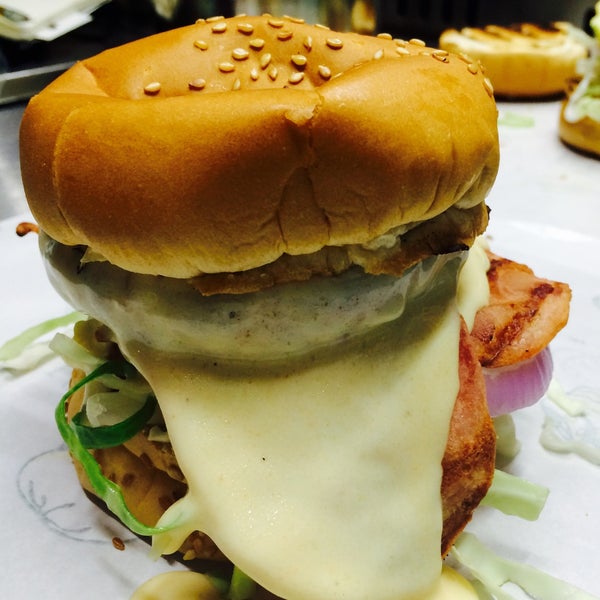 Снимок сделан в Mike&#39;s Charbroiled Burgers пользователем Michelle L. 7/27/2015