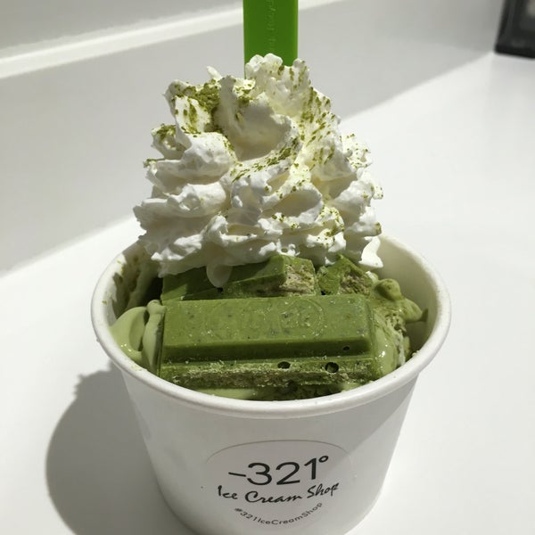 Foto scattata a -321° Ice Cream Shop da ACM il 9/4/2016