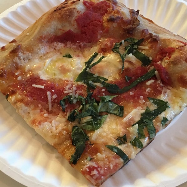 Foto tomada en Williamsburg Pizza  por ACM el 3/17/2017