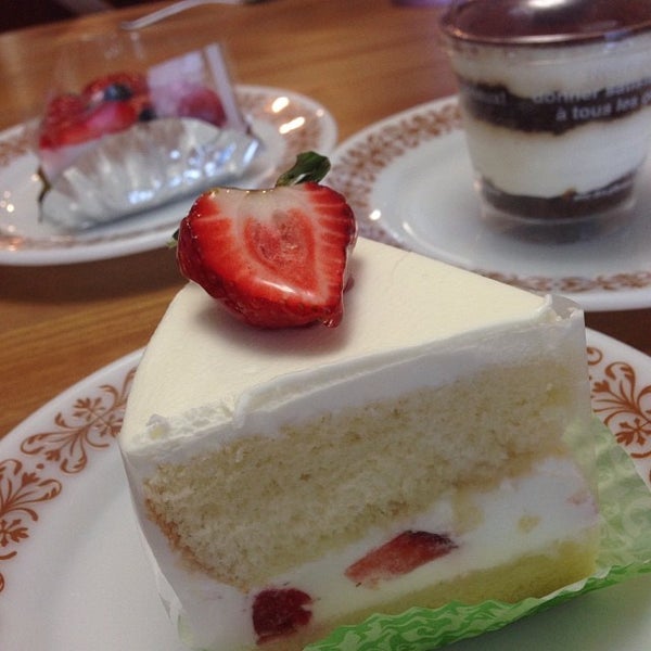 Photo taken at La Terra Bakery &amp; Cafe by Mikihiro S. on 11/22/2013