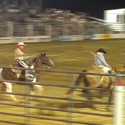Foto tirada no(a) Cowtown Rodeo por Jennifer L. em 9/30/2012
