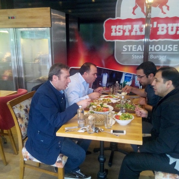 รูปภาพถ่ายที่ Istan&#39;bull Steakhouse โดย Mehmet y. เมื่อ 6/5/2014