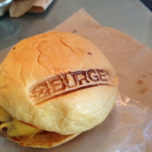 Foto scattata a BurgerFi da Sandy G. il 8/28/2013