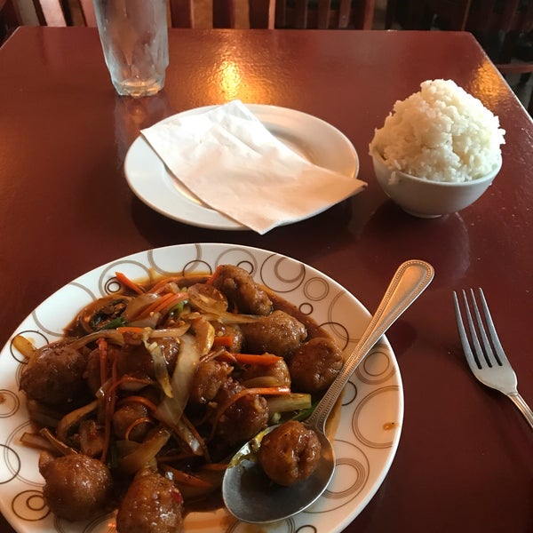 Tried the black pepper chicken: place is small and with great (fast) service. The taste was really good but the texture of the 'chicken' was more so of that of ropa vieja style beef