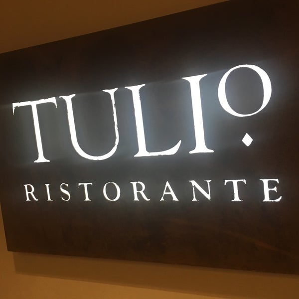 รูปภาพถ่ายที่ Tulio Ristorante โดย Nick P. เมื่อ 9/10/2017