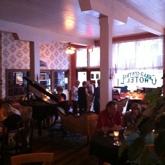 6/26/2011 tarihinde Justin H.ziyaretçi tarafından Grand Taverne Restaurant &amp; Lounge'de çekilen fotoğraf
