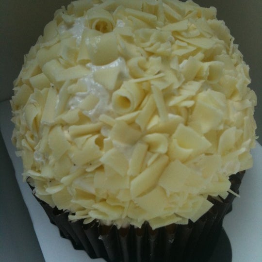 รูปภาพถ่ายที่ More Cupcakes โดย Lizelle M. เมื่อ 7/5/2012