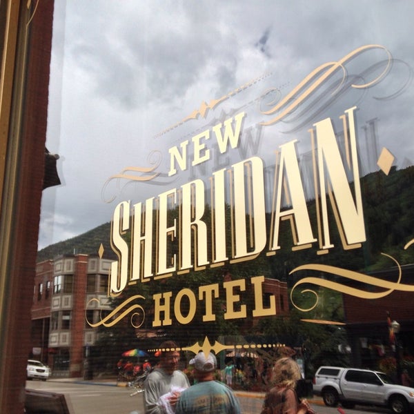 8/4/2013 tarihinde Brad M.ziyaretçi tarafından New Sheridan Hotel &amp; Chop House'de çekilen fotoğraf