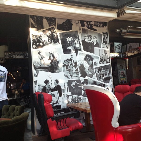 รูปภาพถ่ายที่ Cinema Cafe &amp; Bar โดย Sedat T. เมื่อ 7/13/2013