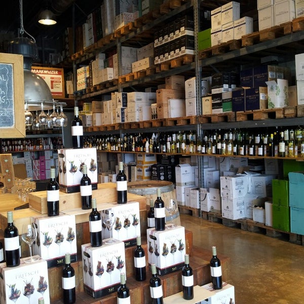 Wine factory. Конвейер для розлива вина. Погреба массандры. Винный магазин тбилиси фабрика. Wine factory.