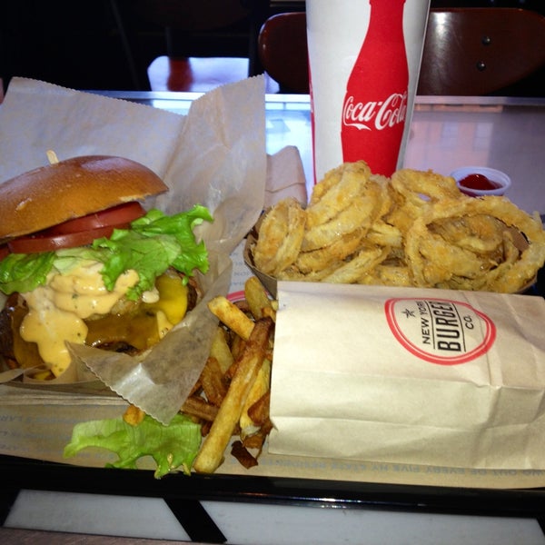 5/6/2013 tarihinde Eric W.ziyaretçi tarafından New York Burger Co.'de çekilen fotoğraf